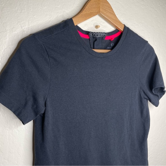 Pearl Izumi Woman’s M Scape Top Black Tee Bioviz Lower Rear Hem Angled Shoulder - Picture 2 of 8